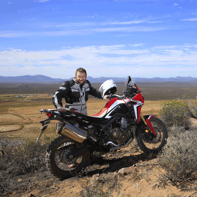 Radek Michna posando junto a Africa Twin roja