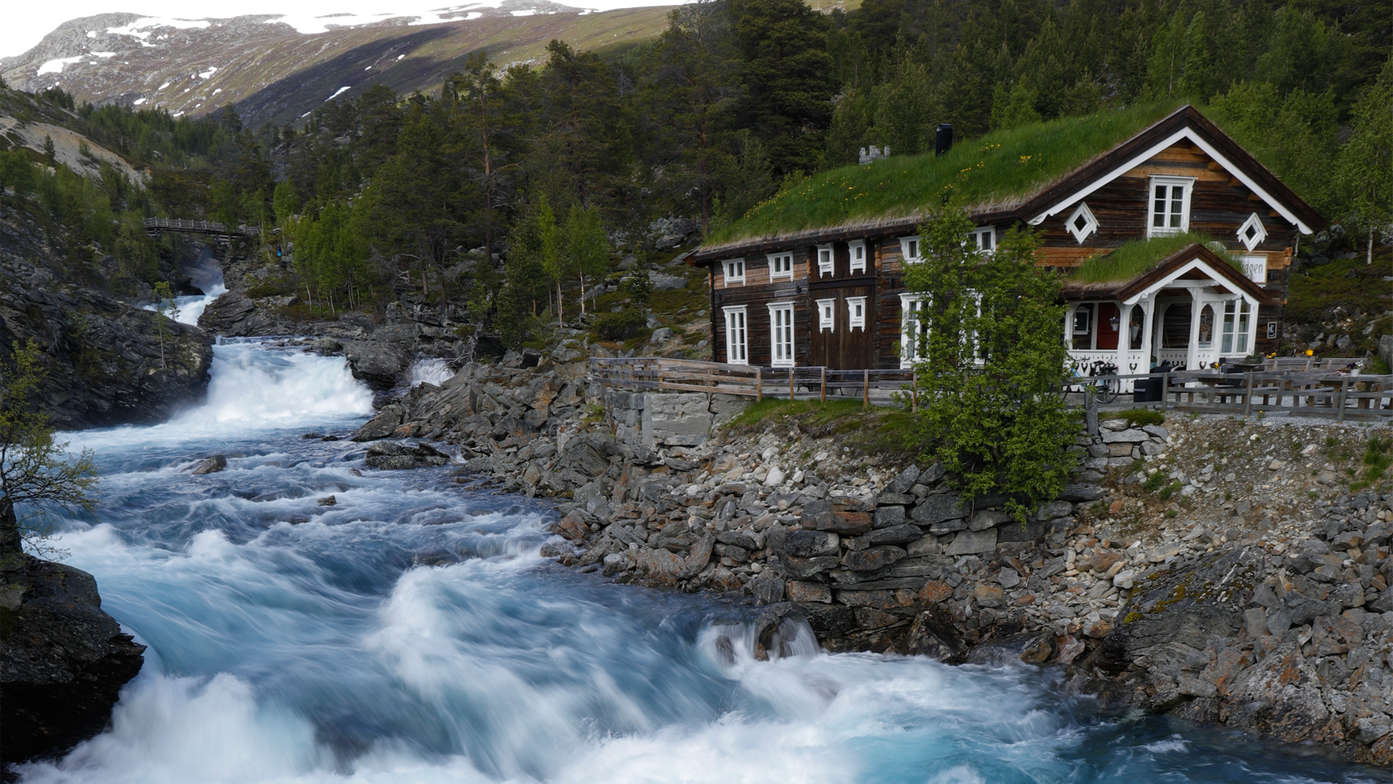 Honda Adventure Roads Nordkapp Dia 1 de Oslo a Fosnavag casa junto al río