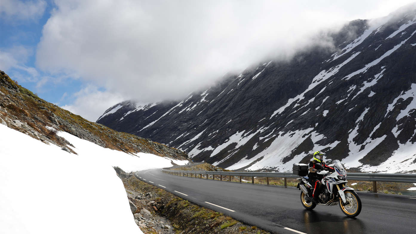 Honda Adventure Roads Nordkapp Dia 1 de Oslo a Fosnavag Africa Twin en un paisaje nevado