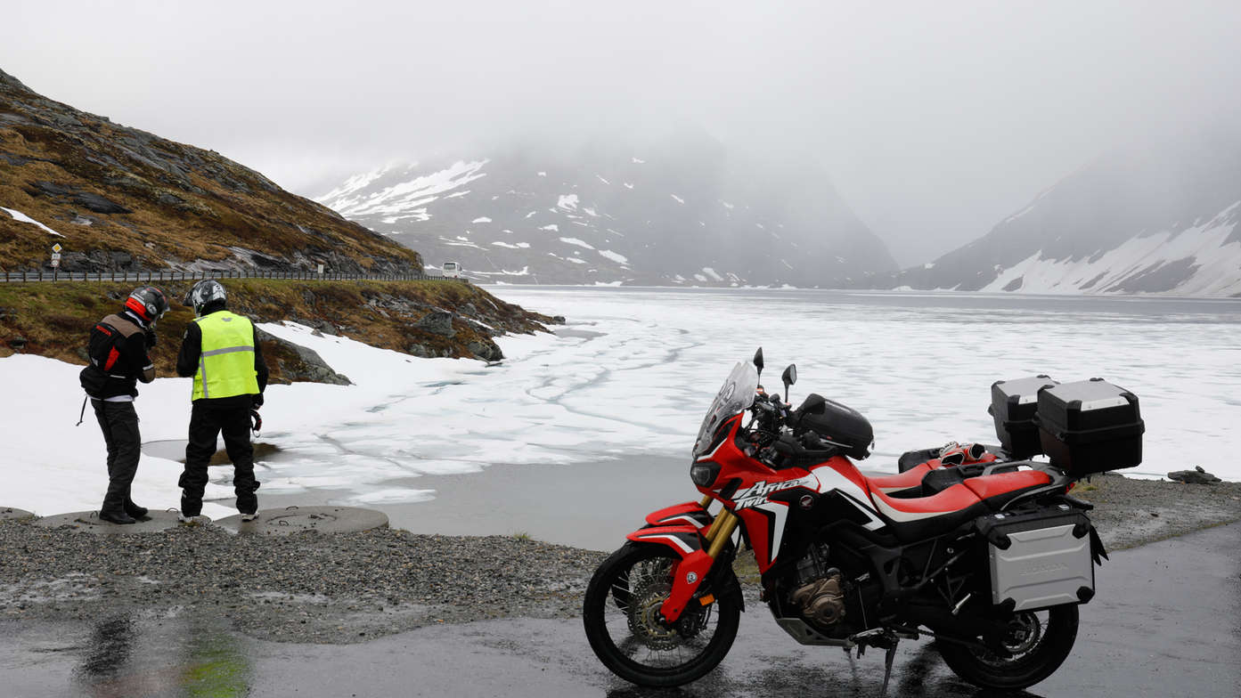 Honda Adventure Roads Nordkapp Dia 1 de Oslo a Fosnavag Africa Twin roja en paisaje nevado