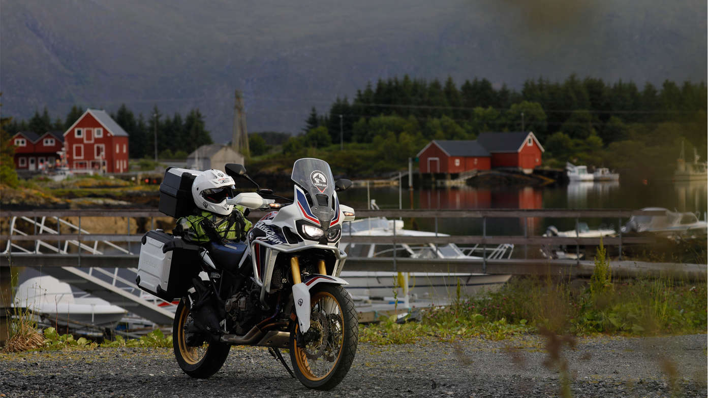Honda Adventure Roads Nordkapp Dia 1 de Oslo a Fosnavag Africa Twin blanca con lago de fondo