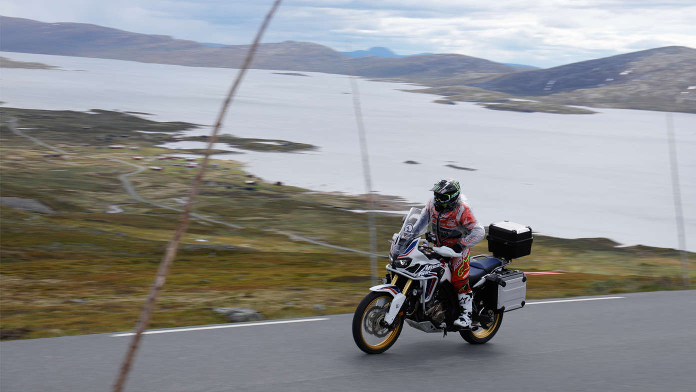 Honda Adventure Roads Nordkapp Dia 1 de Oslo a Fosnavag Piloto conduciendo Africa Twin blanca