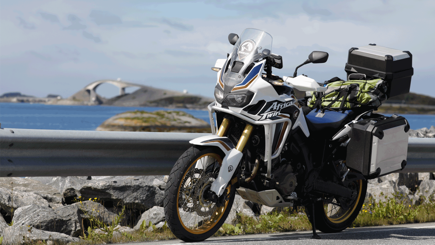 Honda Adventure Roads Nordkapp Dia 2 de Fosnavag a Trondheim Africa Twin blanca aparcada