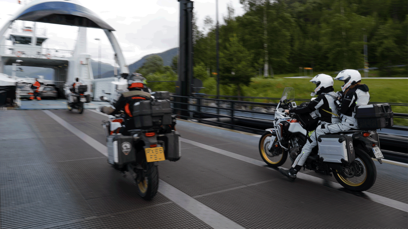 Honda Adventure Roads Nordkapp Dia 2 de Fosnavag a Trondheim motos embarcando