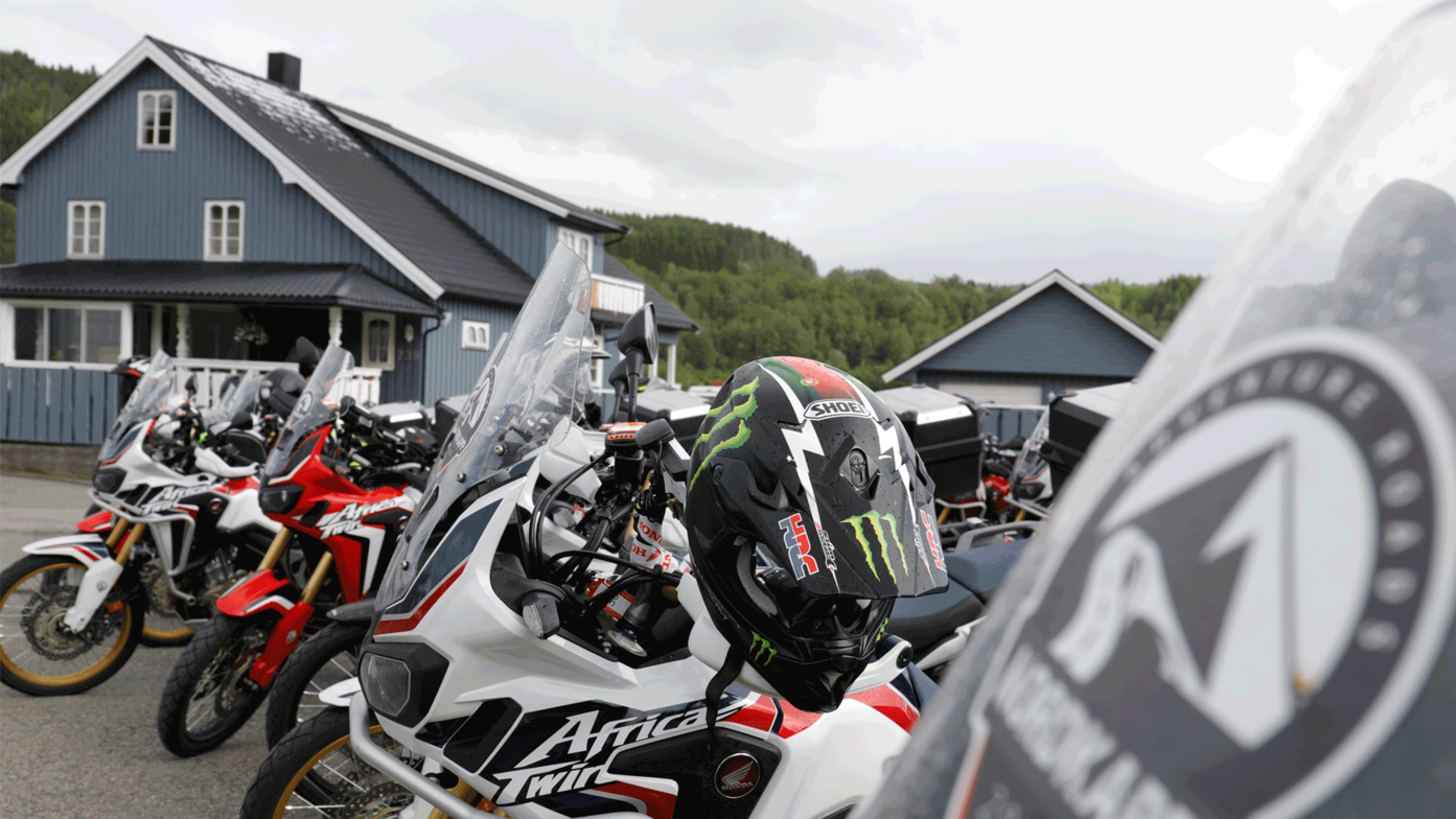 Honda Adventure Roads Nordkapp Dia 2 de Fosnavag a Trondheim Africa Twins aparcadas