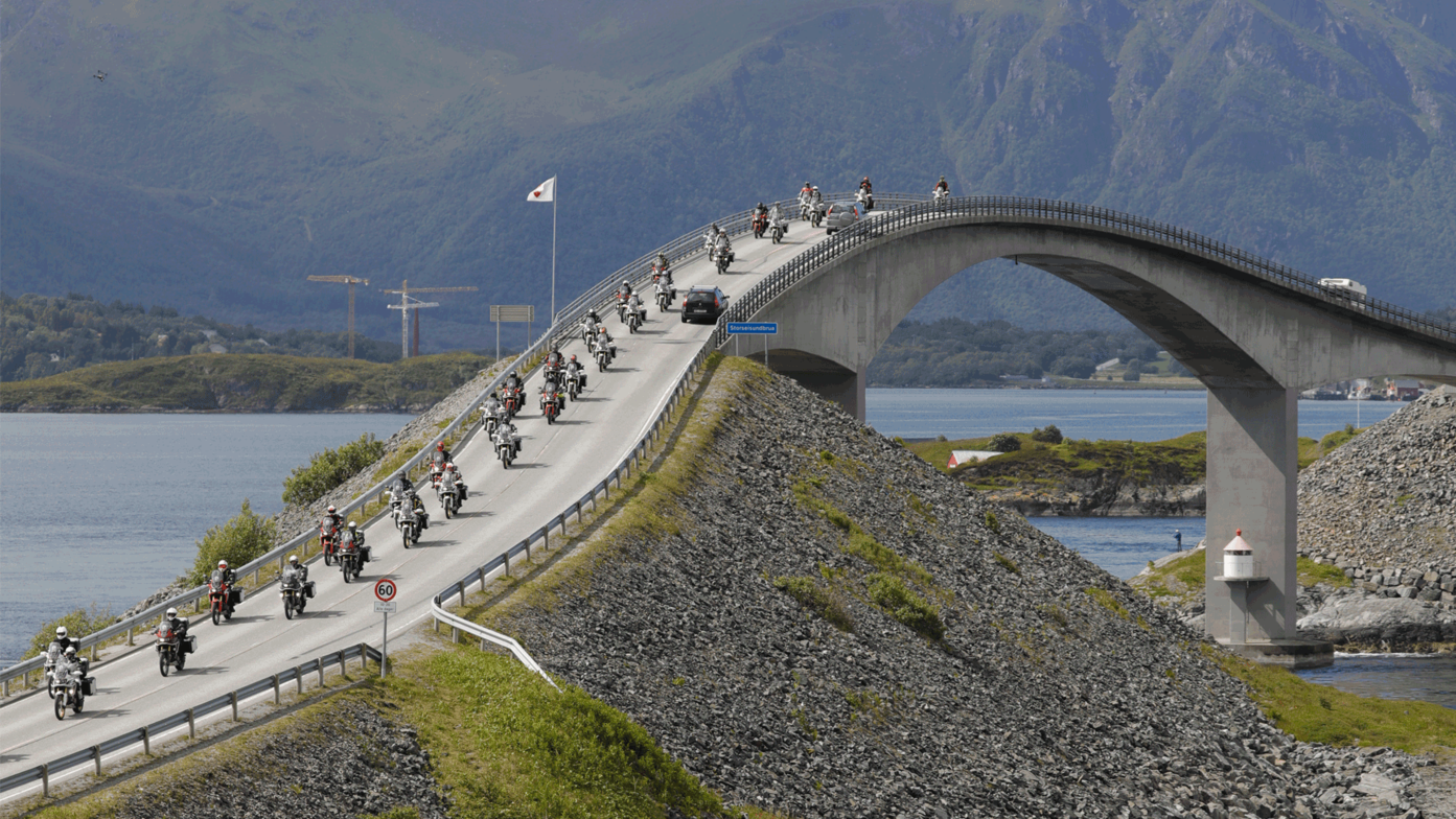 Honda Adventure Roads Nordkapp Dia 2 de Fosnavag a Trondheim motoristas conduciendo por puente