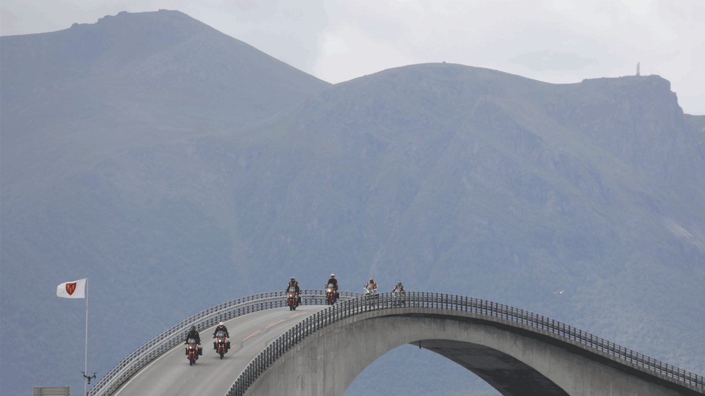 Honda Adventure Roads Nordkapp Dia 2 de Fosnavag a Trondheim motoristas en el puente