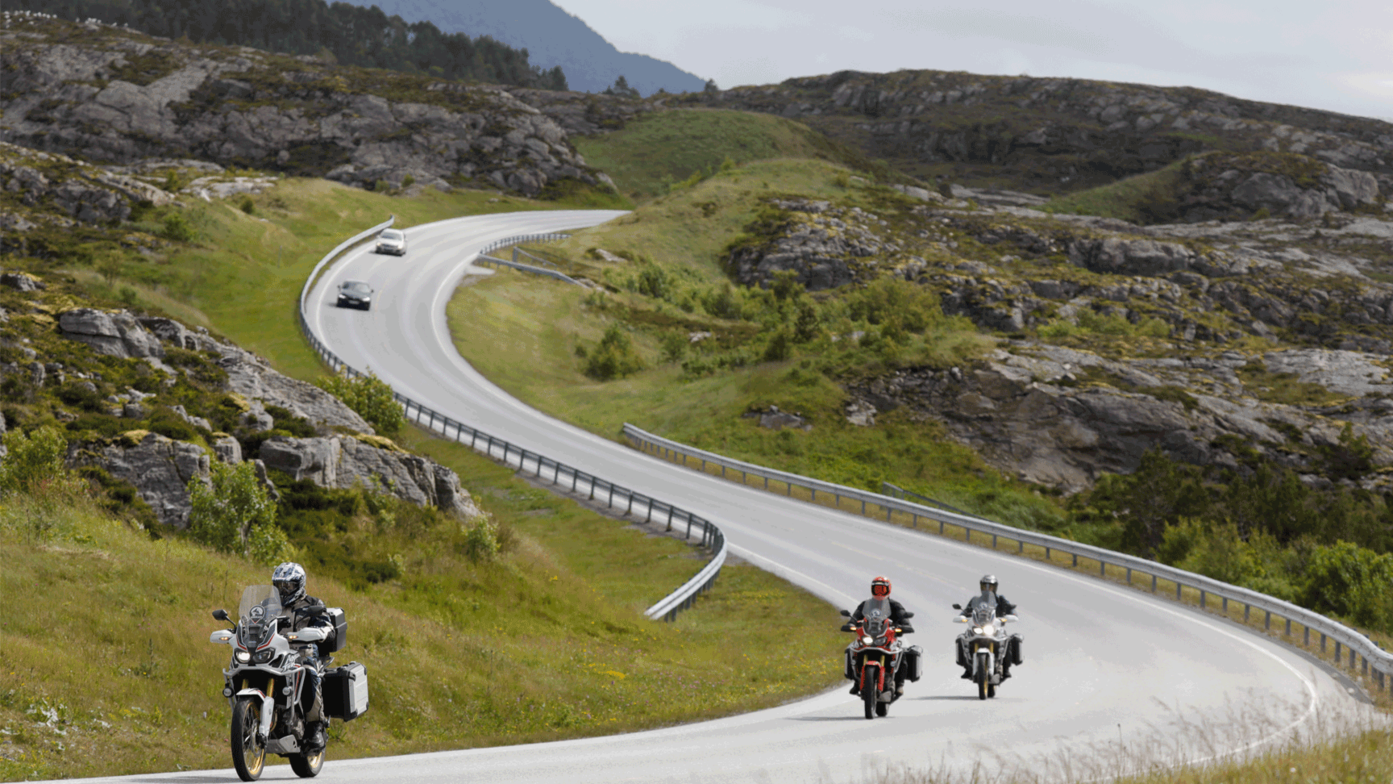 Honda Adventure Roads Nordkapp Dia 2 de Fosnavag a Trondheim Africa Twin en carretera de montaña