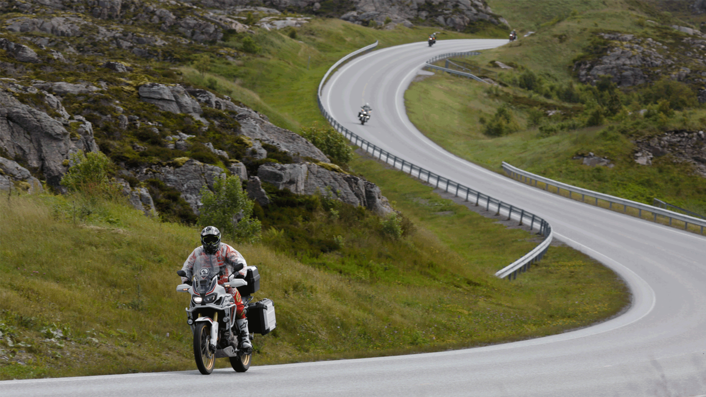 Honda Adventure Roads Nordkapp Dia 2 de Fosnavag a Trondheim Africa Twin carretera montaña
