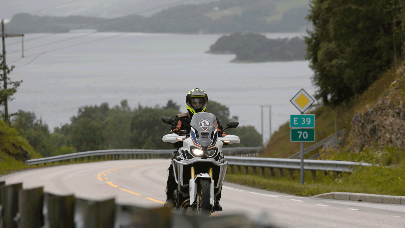 Honda Adventure Roads Nordkapp Dia 2 de Fosnavag a Trondheim Africa Twin con lago de fondo