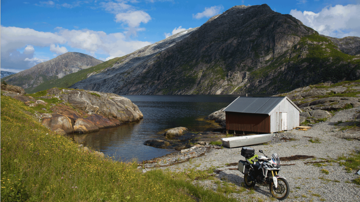 Honda Adventure Roads Nordkapp Dia 3 de Trondheim a Bronnoysund africa twin lago