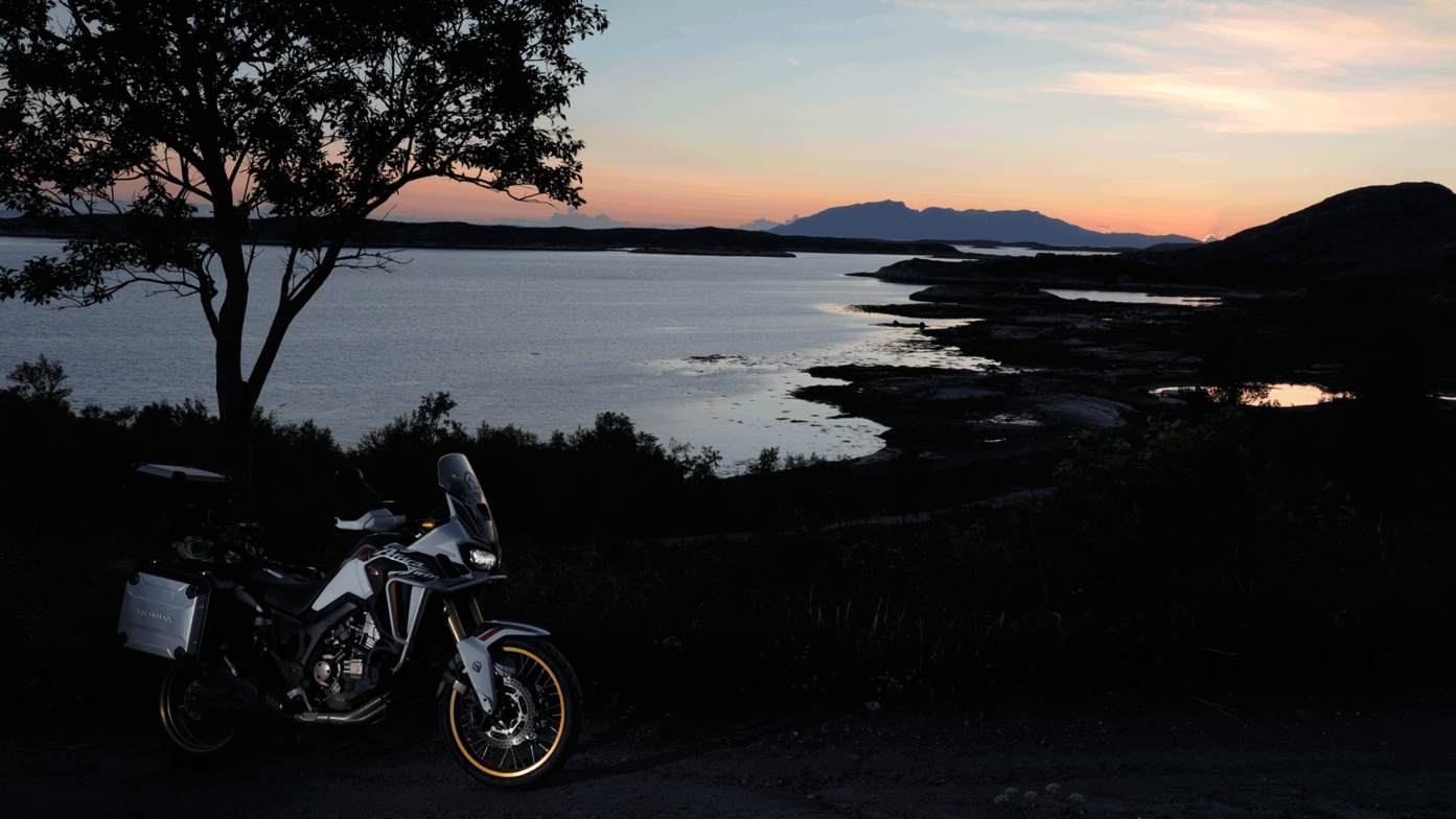 Honda Adventure Roads Nordkapp Dia 4 de Bronnoysund a Glomfjord moto lago