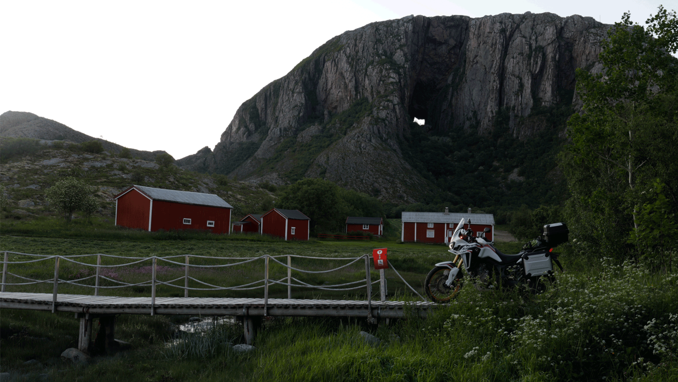 Honda Adventure Roads Nordkapp Dia 4 de Bronnoysund a Glomfjord africa twin sobre puente rio