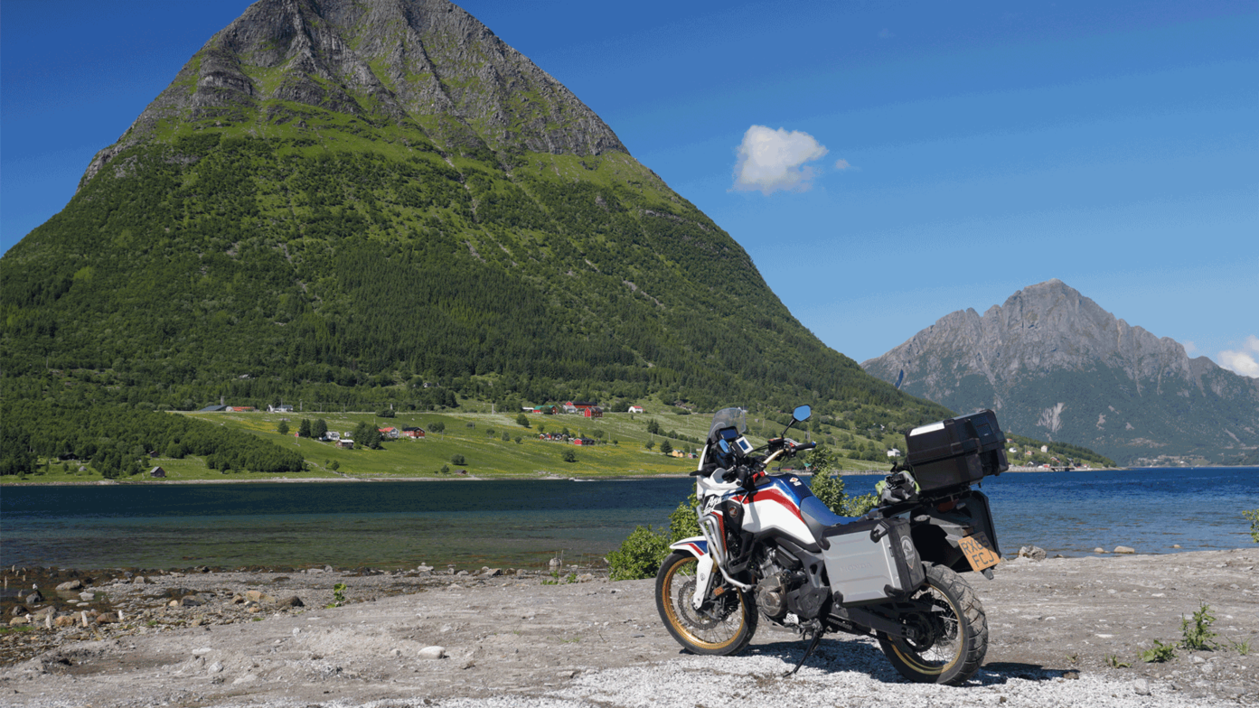 Honda Adventure Roads Nordkapp Dia 4 de Bronnoysund a Glomfjord africa twin lago