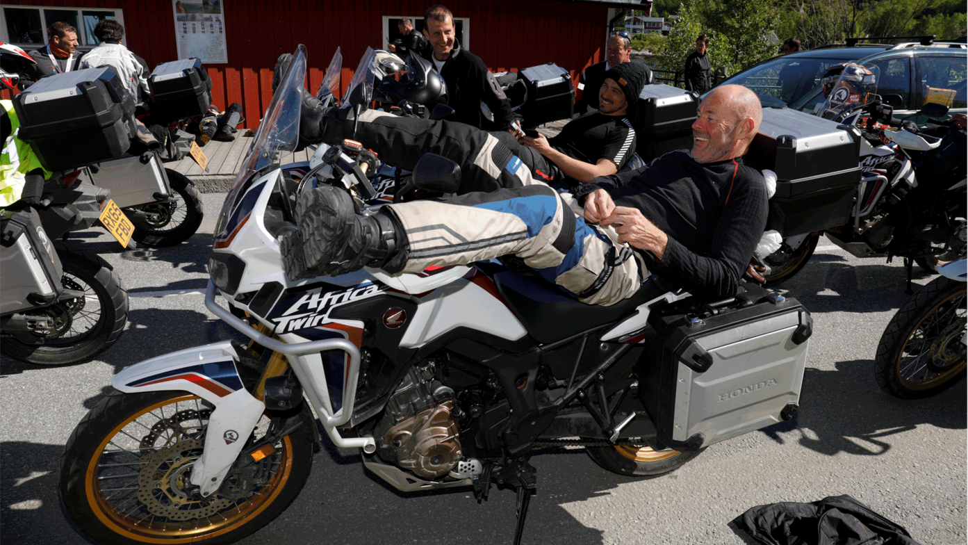 Honda Adventure Roads Nordkapp Dia 4 de Bronnoysund a Glomfjord motoristaes descansando