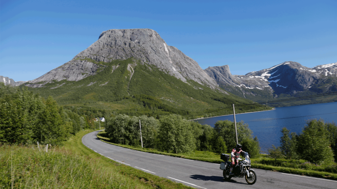 Honda Adventure Roads Nordkapp Dia 4 de Bronnoysund a Glomfjord africa twin carretera lago