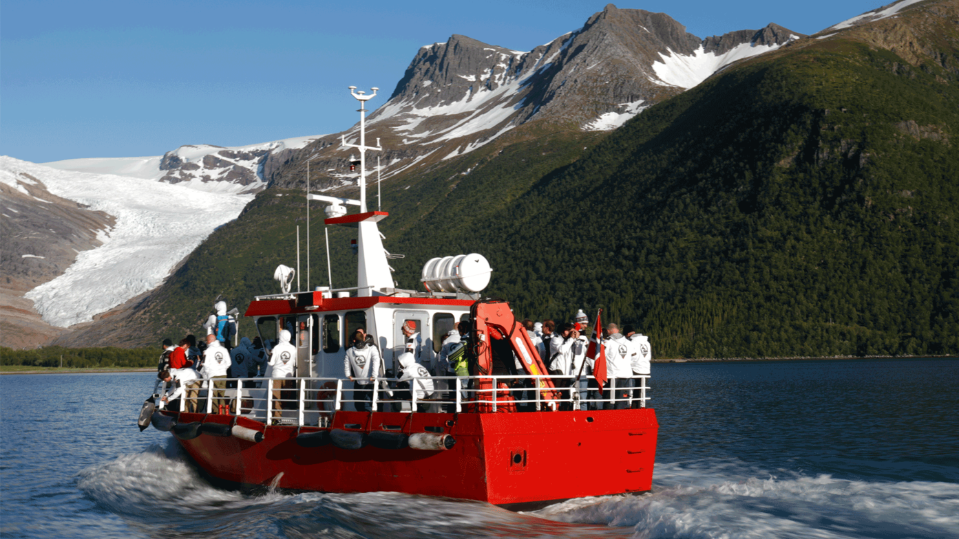 Honda Adventure Roads Nordkapp Dia 4 de Bronnoysund a Glomfjord barco lago