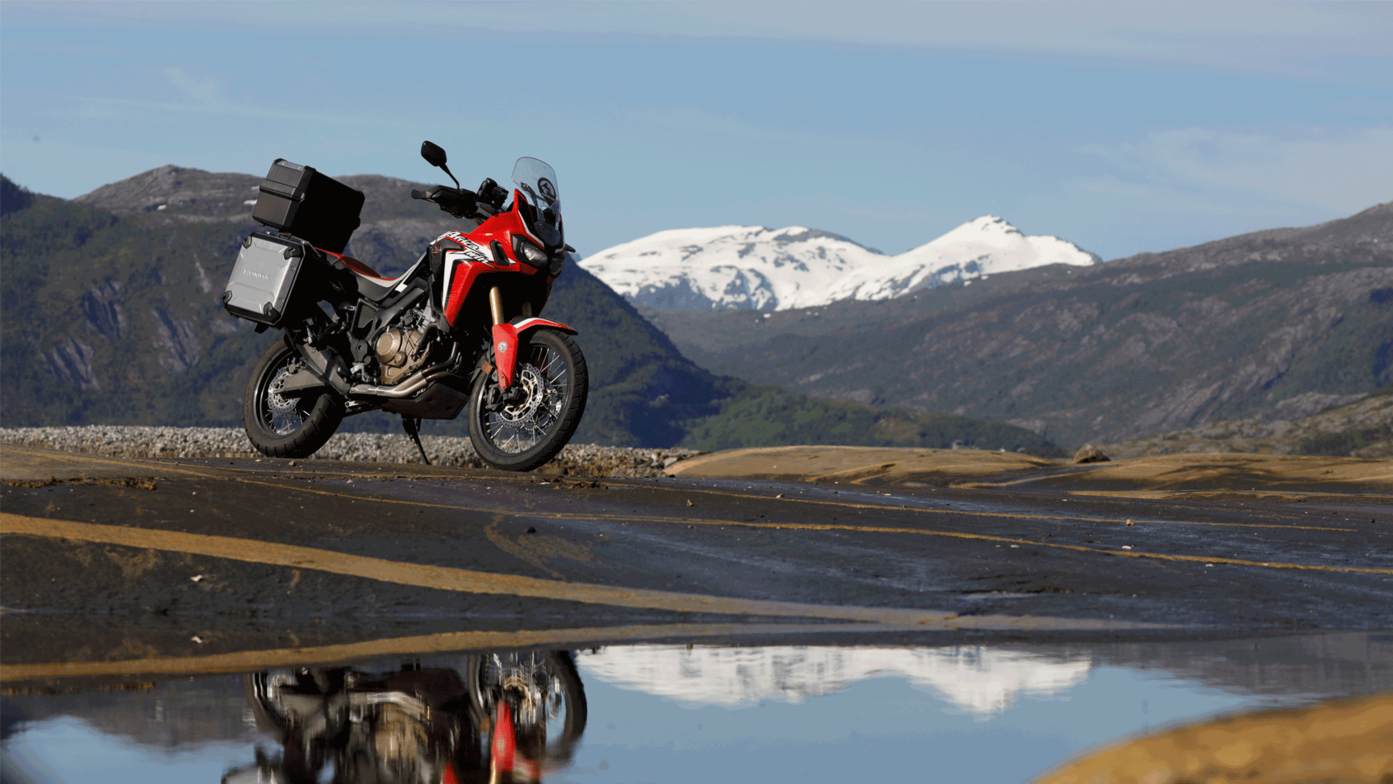 Honda Adventure Roads Nordkapp Dia 5 de Glomfjord a Lofoten africa twin roja