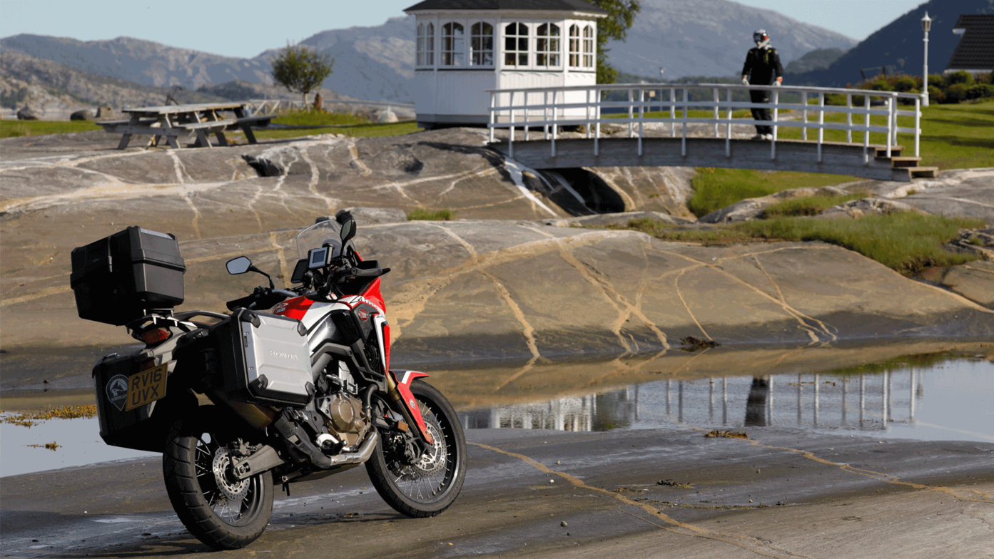 Honda Adventure Roads Nordkapp Dia 5 de Glomfjord a Lofoten honda twin aparcada
