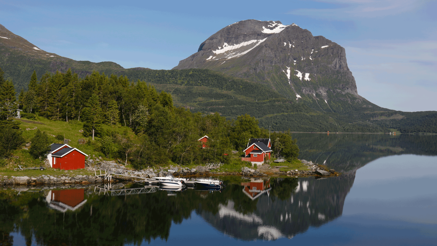 Honda Adventure Roads Nordkapp Dia 5 de Glomfjord a Lofoten casas lago