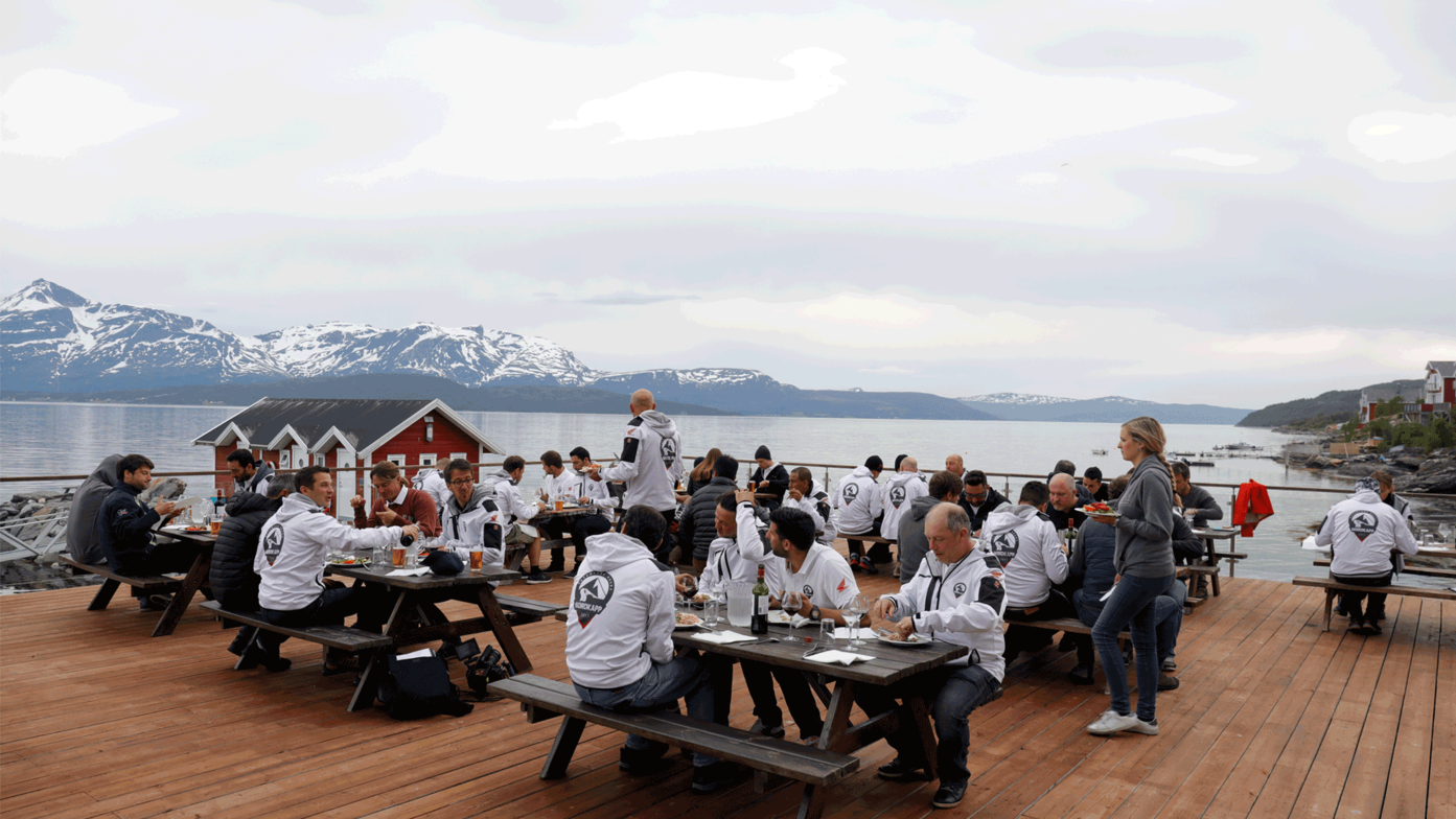 Honda Adventure Roads Nordkapp Dia 6 de Lofoten a Malangen comida lago