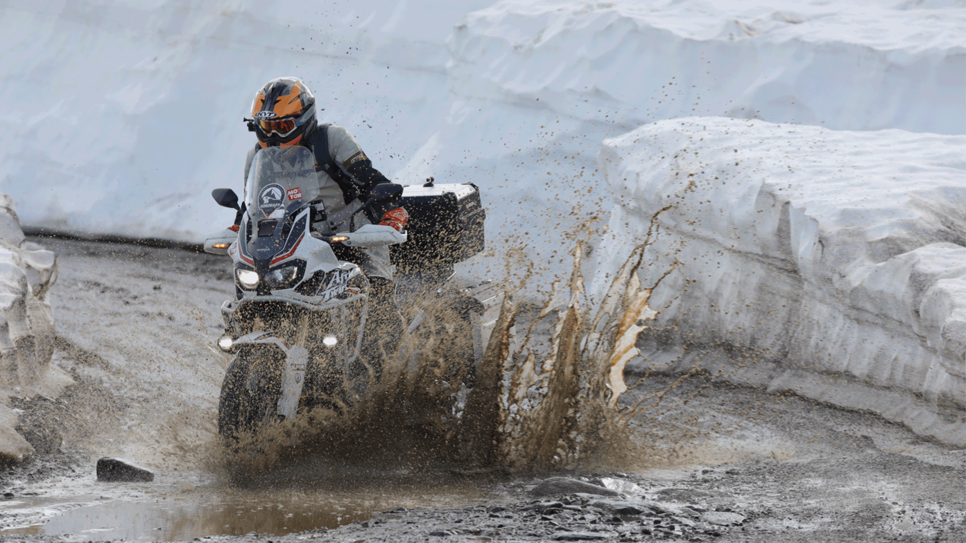 Honda Adventure Roads Nordkapp Dia 7 de Malangen a Alta africa twin zona encharcada