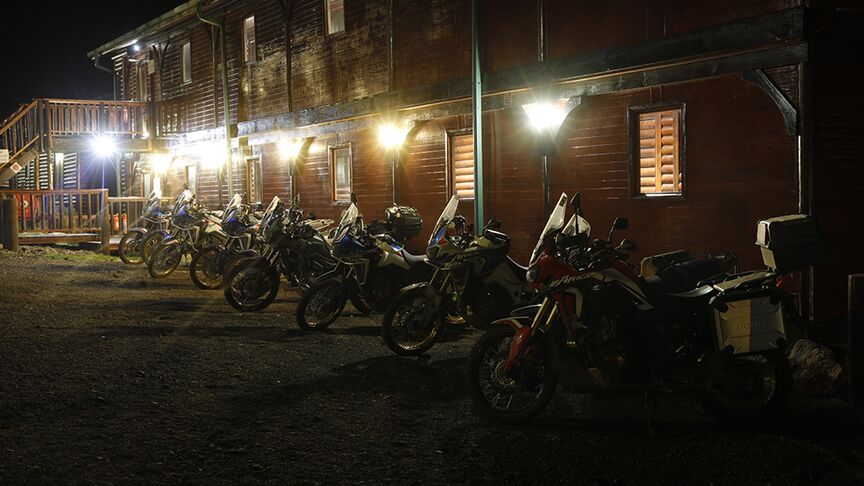 Motociclista recorriendo los duros terrenos de Sudáfrica.