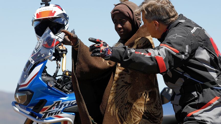 Motociclista recorriendo los duros terrenos de Sudáfrica.