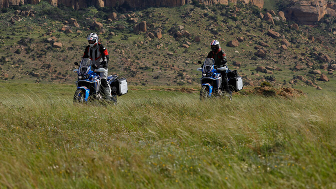 Dos pilotos de HAR fuera de la carretera con montañas al fondo