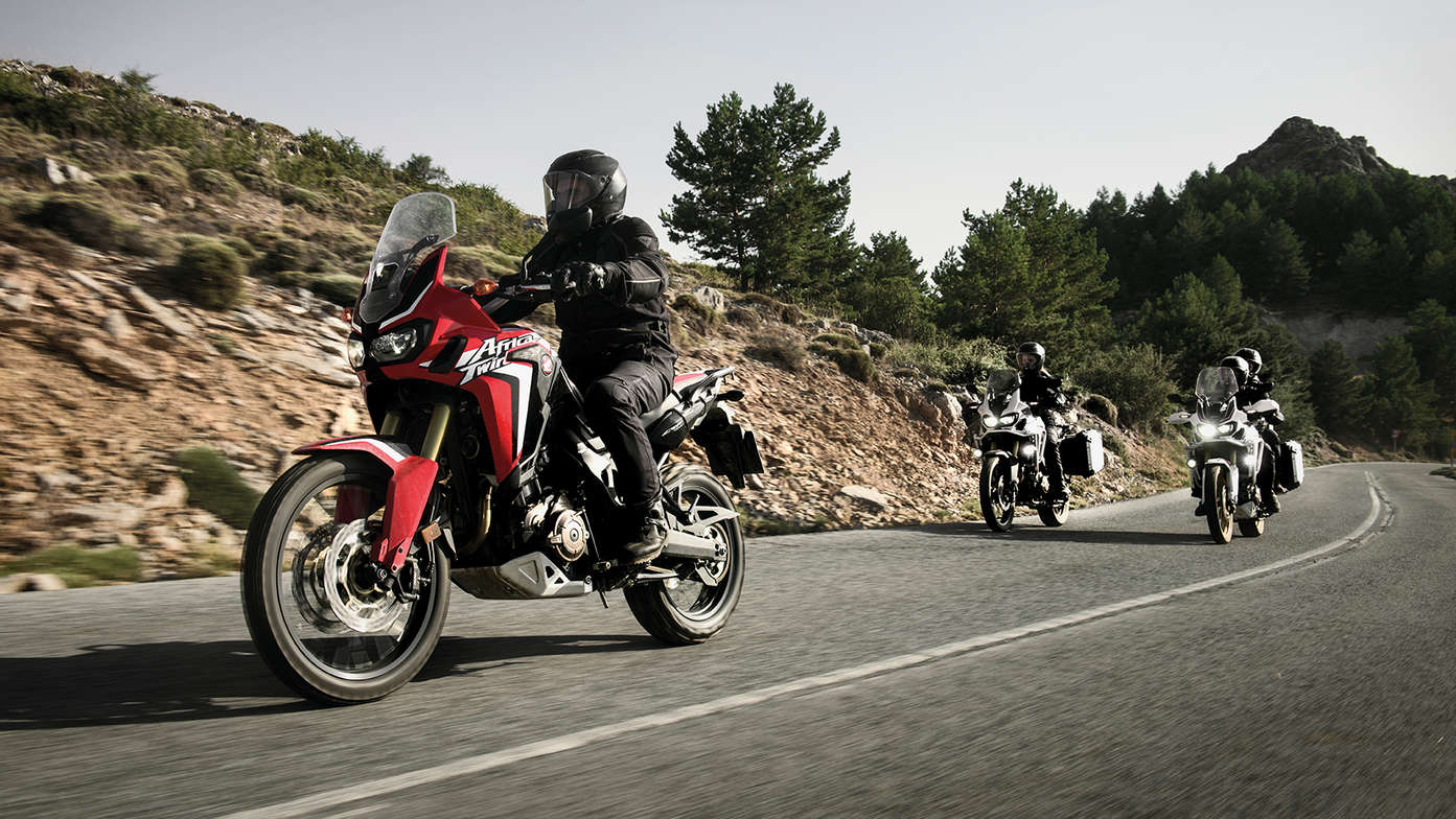 Tres motos Africa Twin saliendo de una curva de la carretera