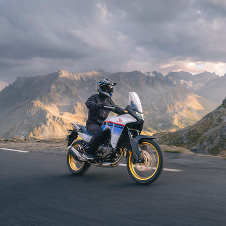 Imagen dinámica de la Honda XL750 Transalp en carretera
