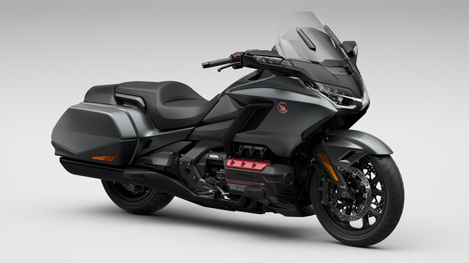 Vista delantera derecha de 3/4 de la Honda Gold Wing en estudio