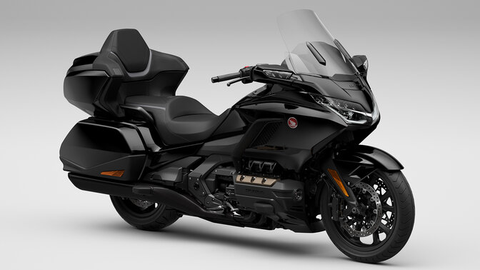 Vista delantera derecha de 3/4 de la Honda Gold Wing Tour en estudio
