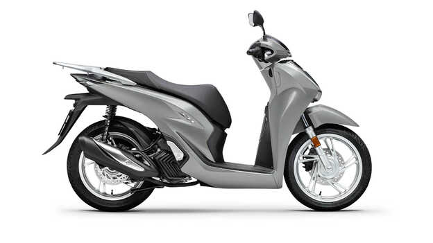 Vista delantera derecha de 3/4 del Honda SH125 en estudio