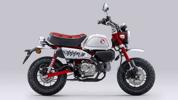 Vista delantera derecha de 3/4 de la Honda Monkey 125 en estudio