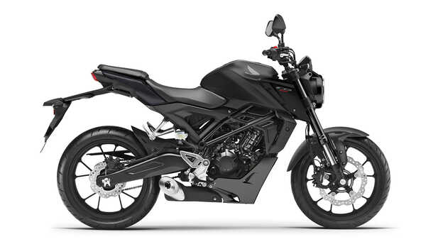 Vista delantera derecha de 3/4 del Honda CB125R en estudio
