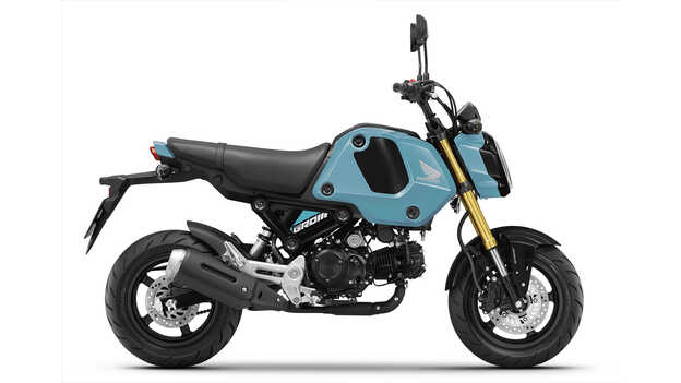 Vista delantera derecha de 3/4 de la Honda MSX125 en estudio