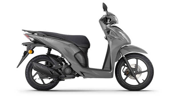 Vista delantera derecha de 3/4 de la Honda Vision 110 en estudio