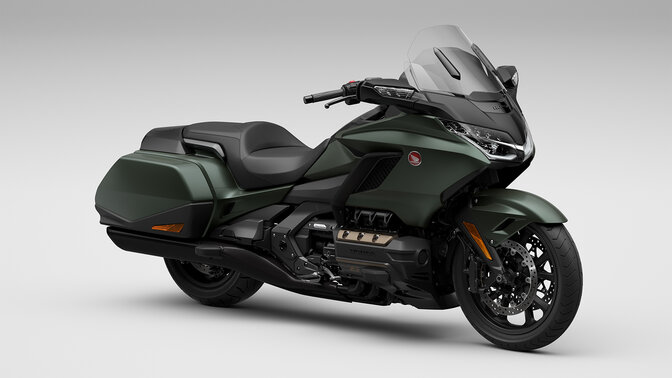 Imagen delantera derecha de 3/4 de la Honda Gold Wing en estudio