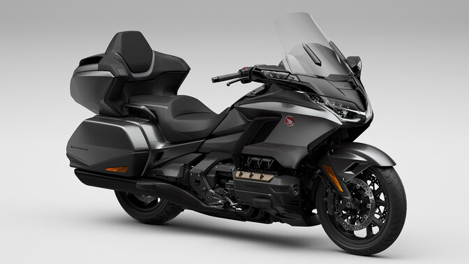 Imagen delantera derecha de 3/4 de la Honda Gold Wing Tour en estudio