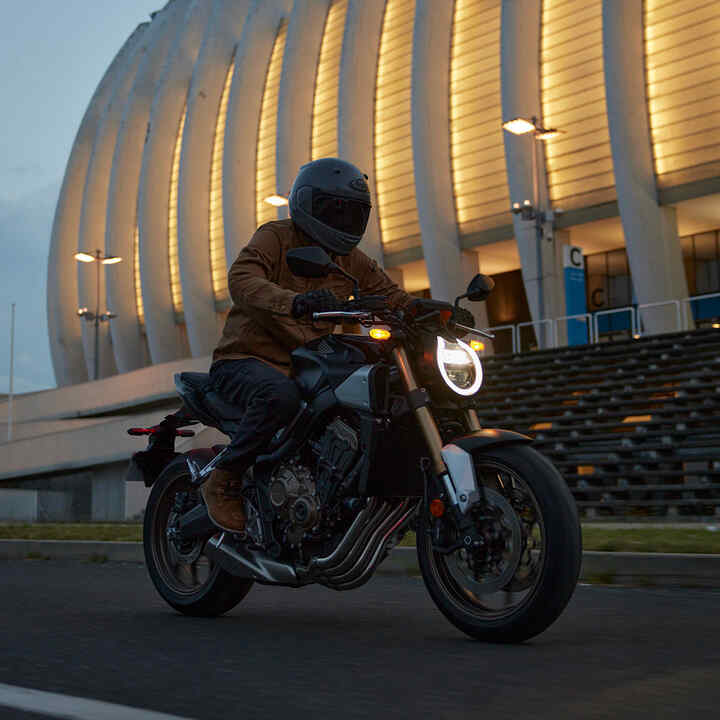 Imagen delantera de 3/4 de la Honda CB650R con piloto