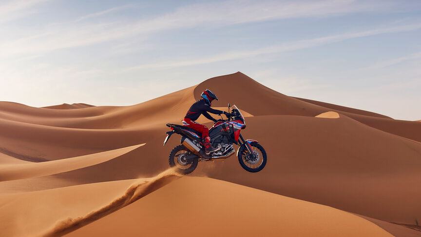 Africa Twin Off-road con conductor sobre una duna