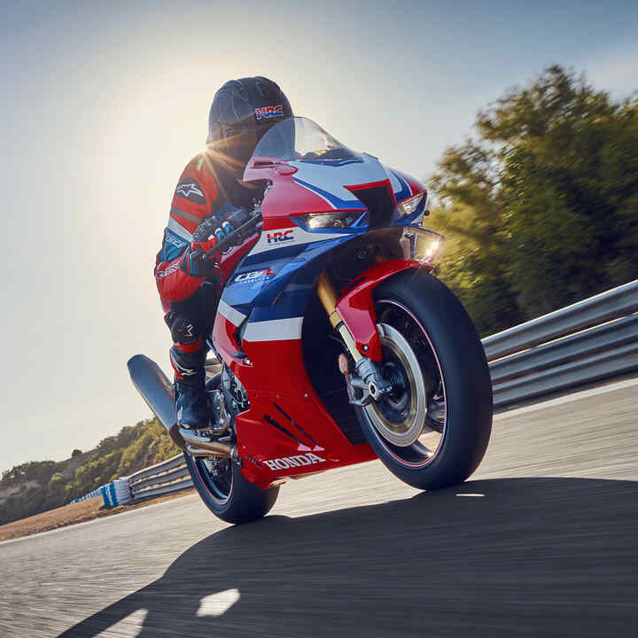 Toma del frontal de la CB1000RR-R Fireblade con el piloto en la pista