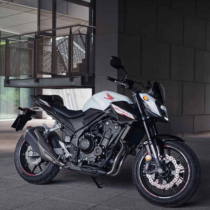 Imagen de tres cuartos delantera de la Honda CB500 Hornet