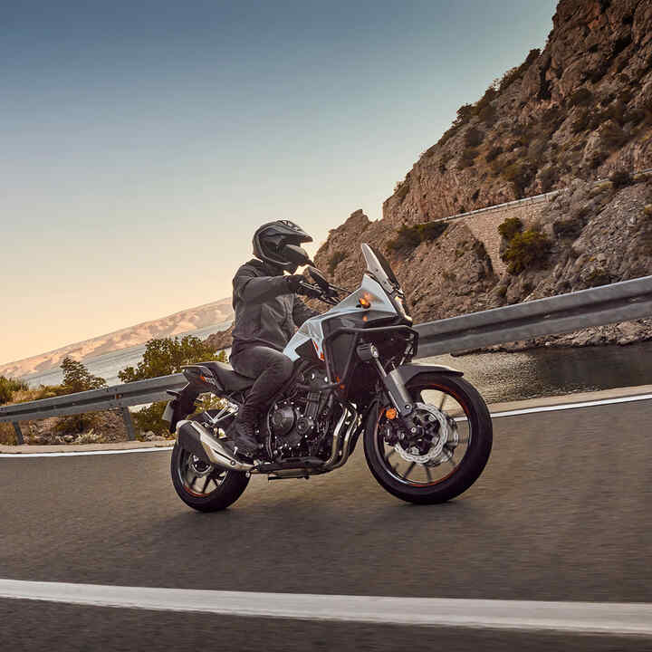Imagen de tres cuartos delantera de la Honda CB500 Hornet