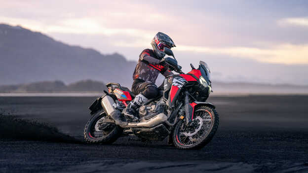 Honda Africa Twin de tres cuartos mirando al frente y recorriendo el desierto 