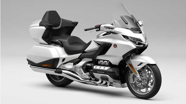 Vista lateral de la Honda Gold Wing Tour en el estudio.