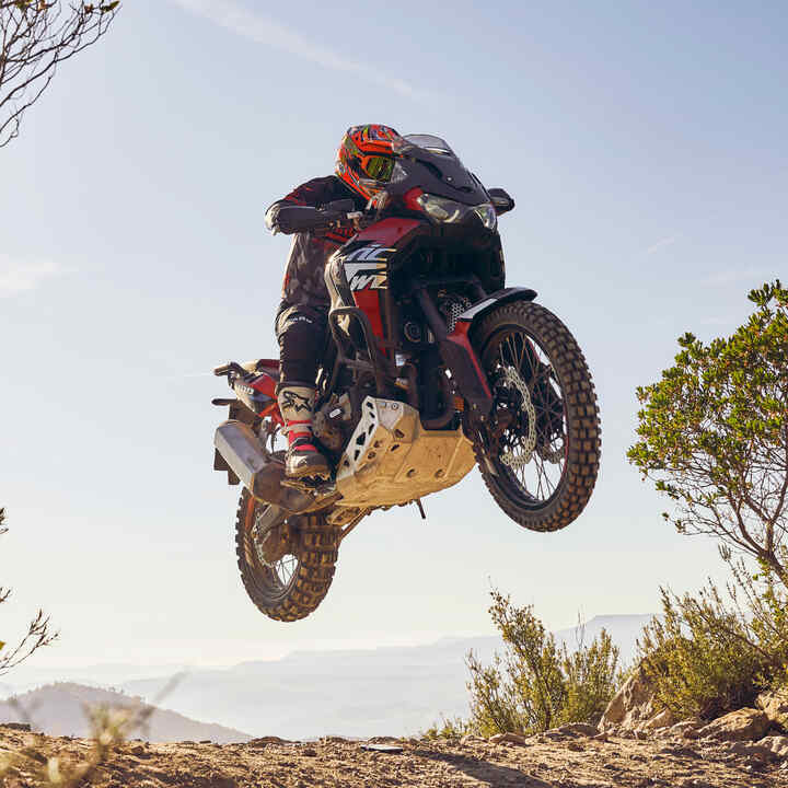 Conductor en una Honda CRF1100L Africa Twin montando por terreno abrupto