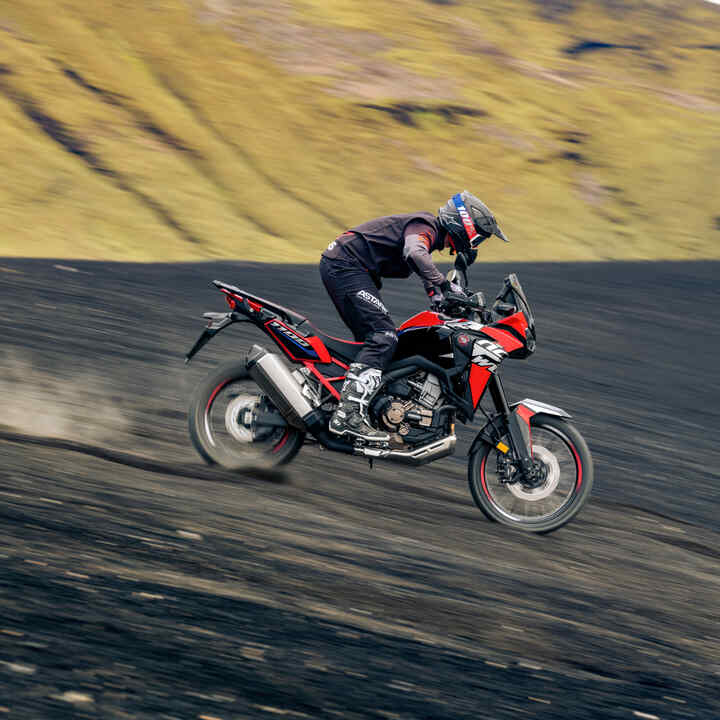 Conductor en la CRF1100L Africa Twin montando campo a través