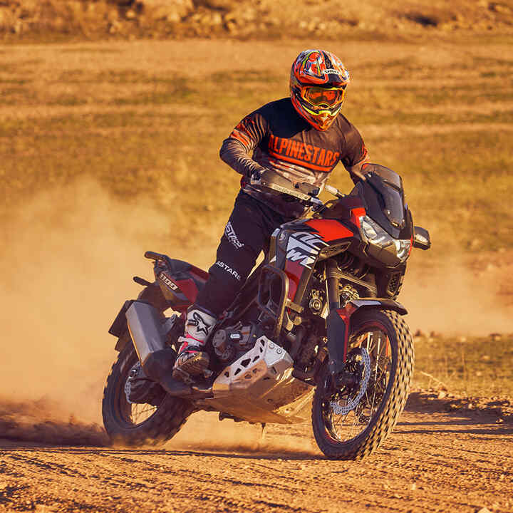 Hombre en una Honda Africa Twin campo a través